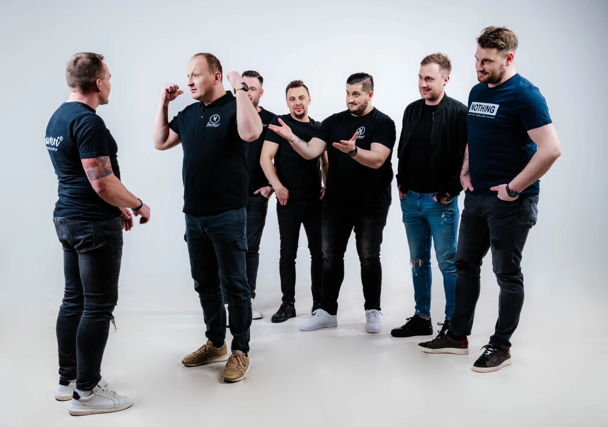 Ekipa benda Šarmeri - zabavna grupna fotografija glazbenika