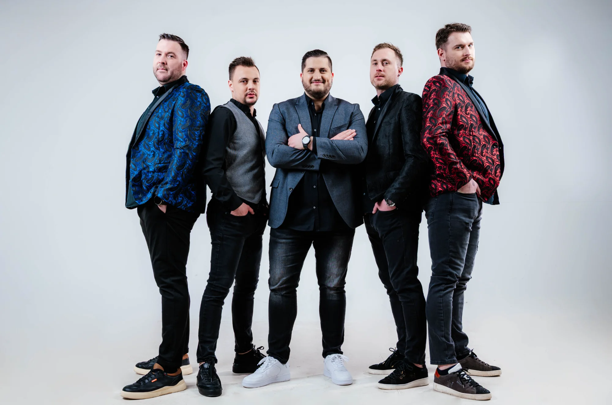 Šarmeri bend u elegantnim odijelima - glazba za vjenčanja i svečanosti Zagreb