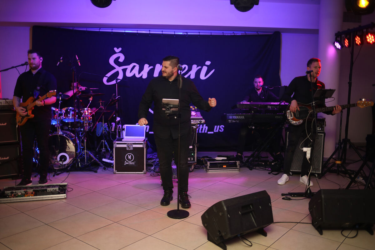 Šarmeri bend na pozornici ljubičasto osvjetljenje - svadbeni nastup