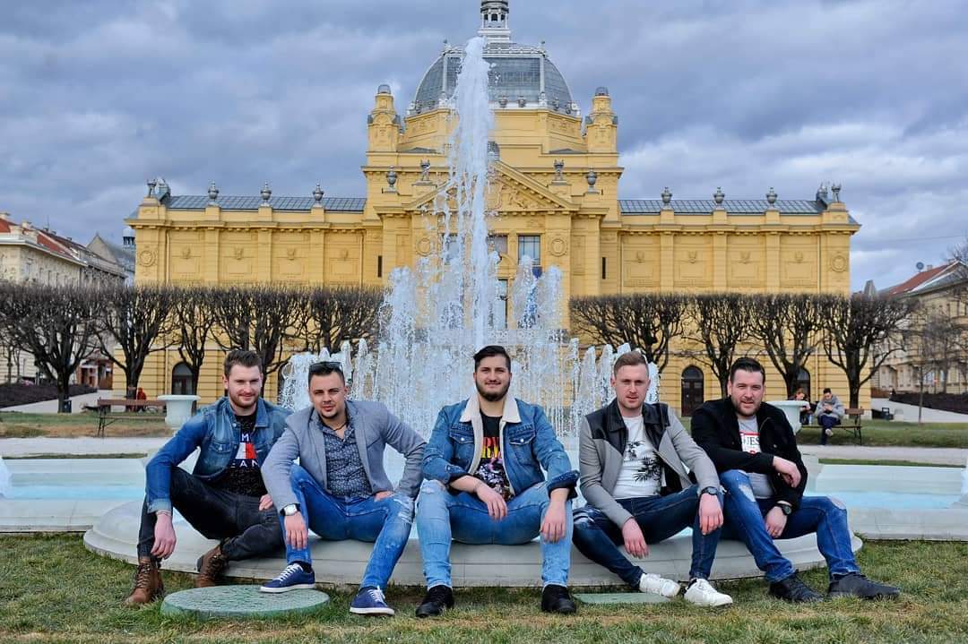 Bend Šarmeri ispred zagrebačkog Umjetničkog paviljona - glazbenici Zagreb