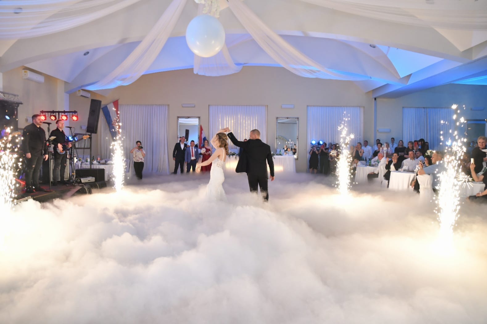 Prvi ples mladenaca s niskom maglom i fontanama iskri - Šarmeri bend